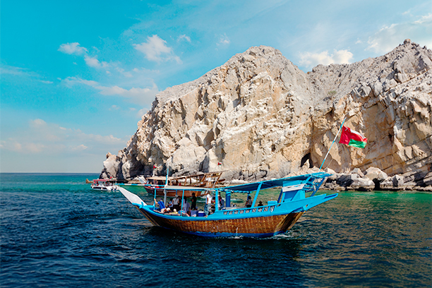 Výlet tradiční lodí dhow (“dhau”) za delfíny