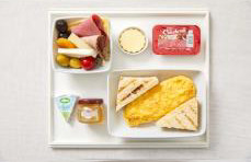 Menu - sýrová omeleta s nápojem