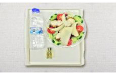 Salát s kuřecím masem + voda